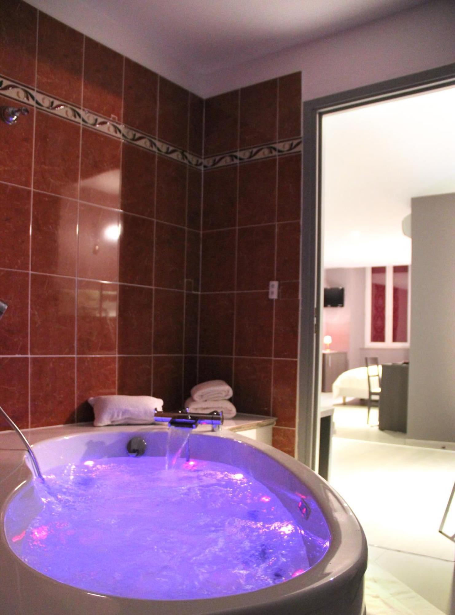 Hotel-Restaurant Des Voyageurs Le Cheylard Екстер'єр фото